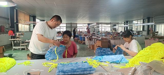 許昌鄢陵 '箱'約左岸 '包'攬振興，箱包加工引領鄉村產業振興